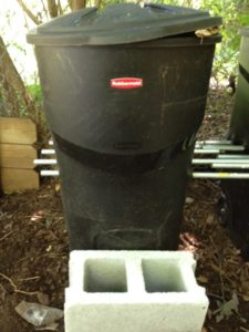 Large flow-through worm digester made from trash can