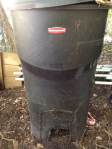 Flow through worm bin with vermicompost harvest opening